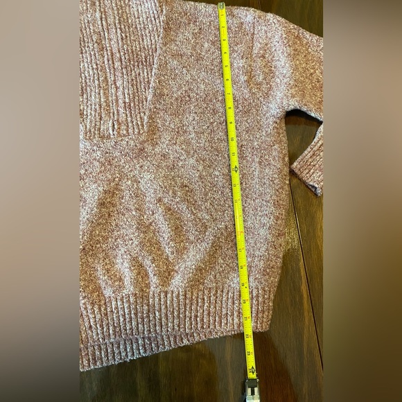 Old Navy knit sweater. 20 in from armpit to armpit. Length 21.5 inches. - Picture 8 of 10